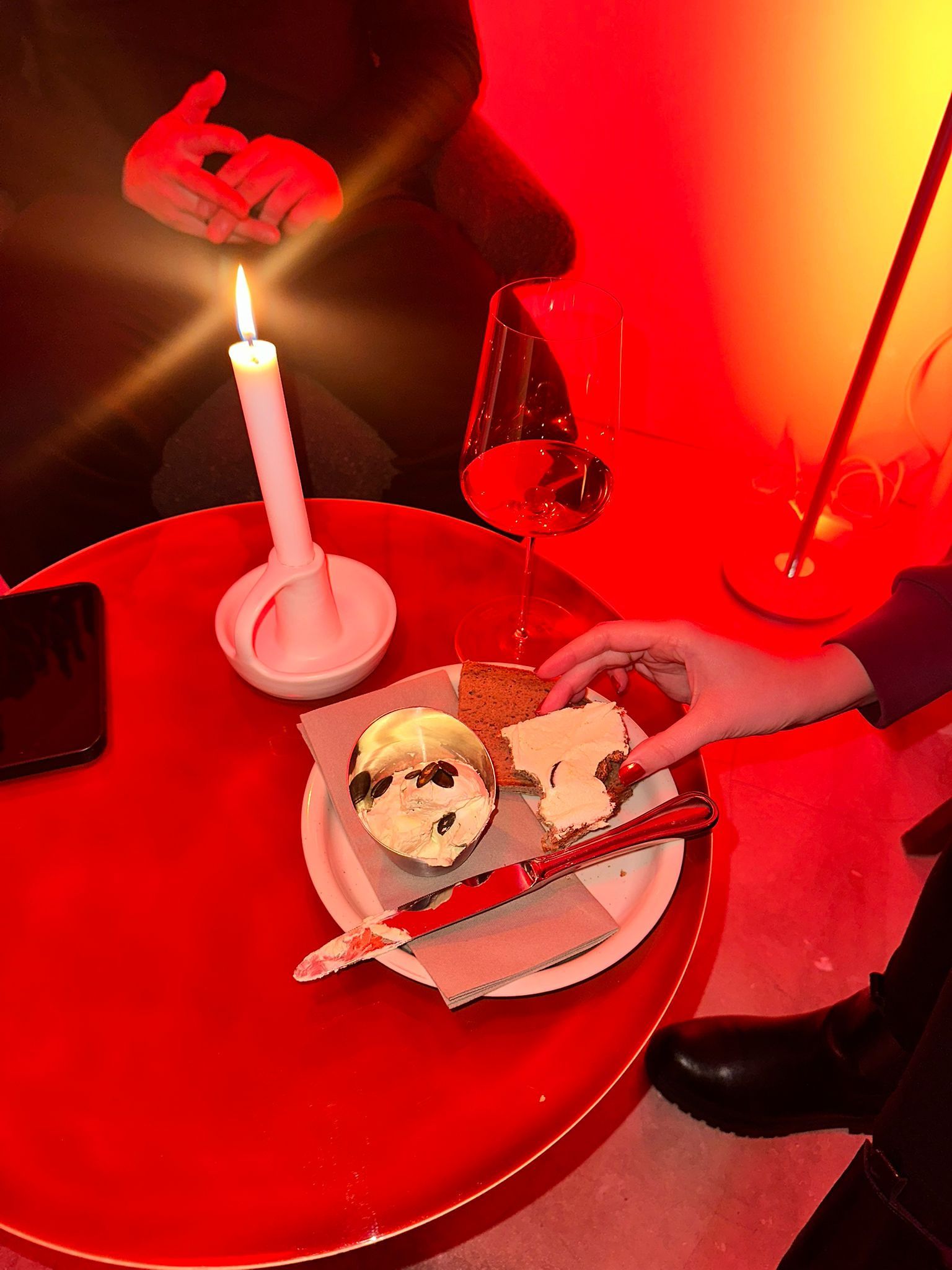 Snacks und brennende Kerze