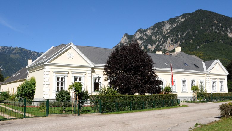Gerhardthof Reichenau, © Gerhardthof Reichenau Ein großes, helles Gebäude mit Garten vor einer Bergkulisse.