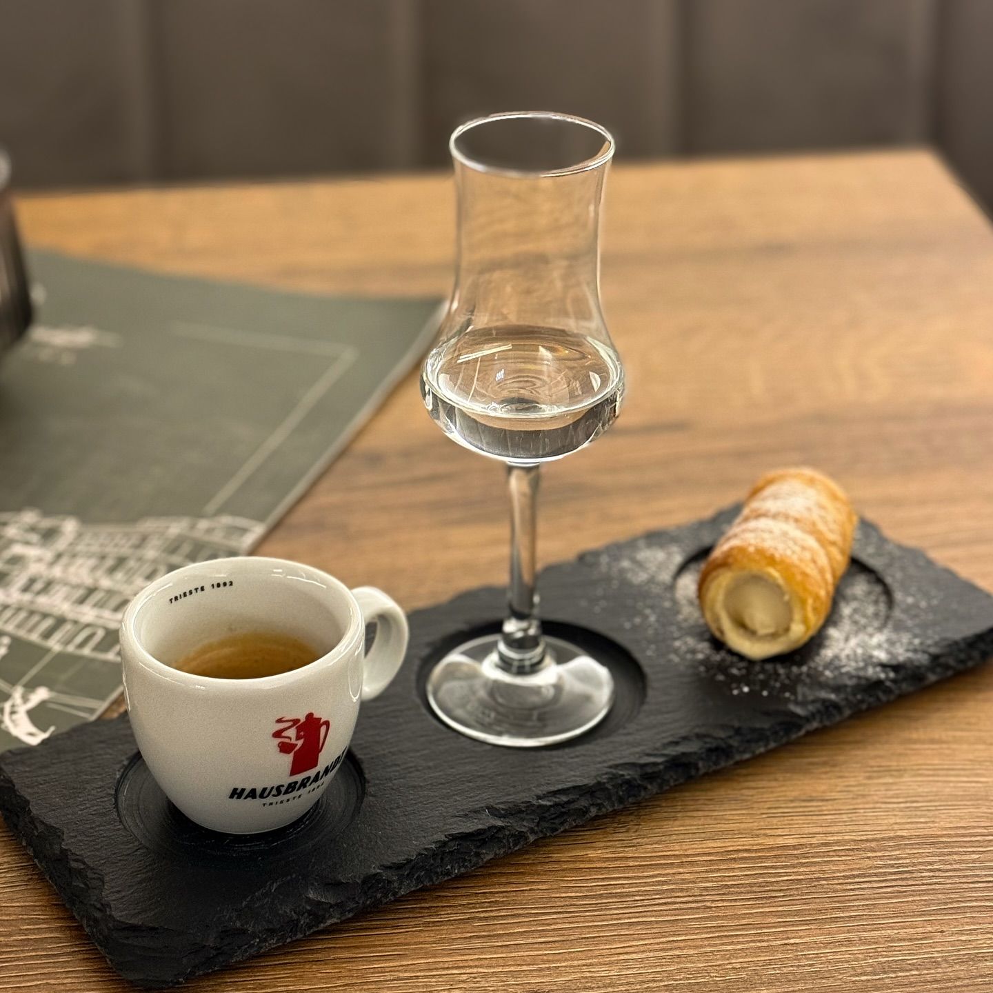 Schieferplatte mit Espresso, Digestiv und Mehlspeise
