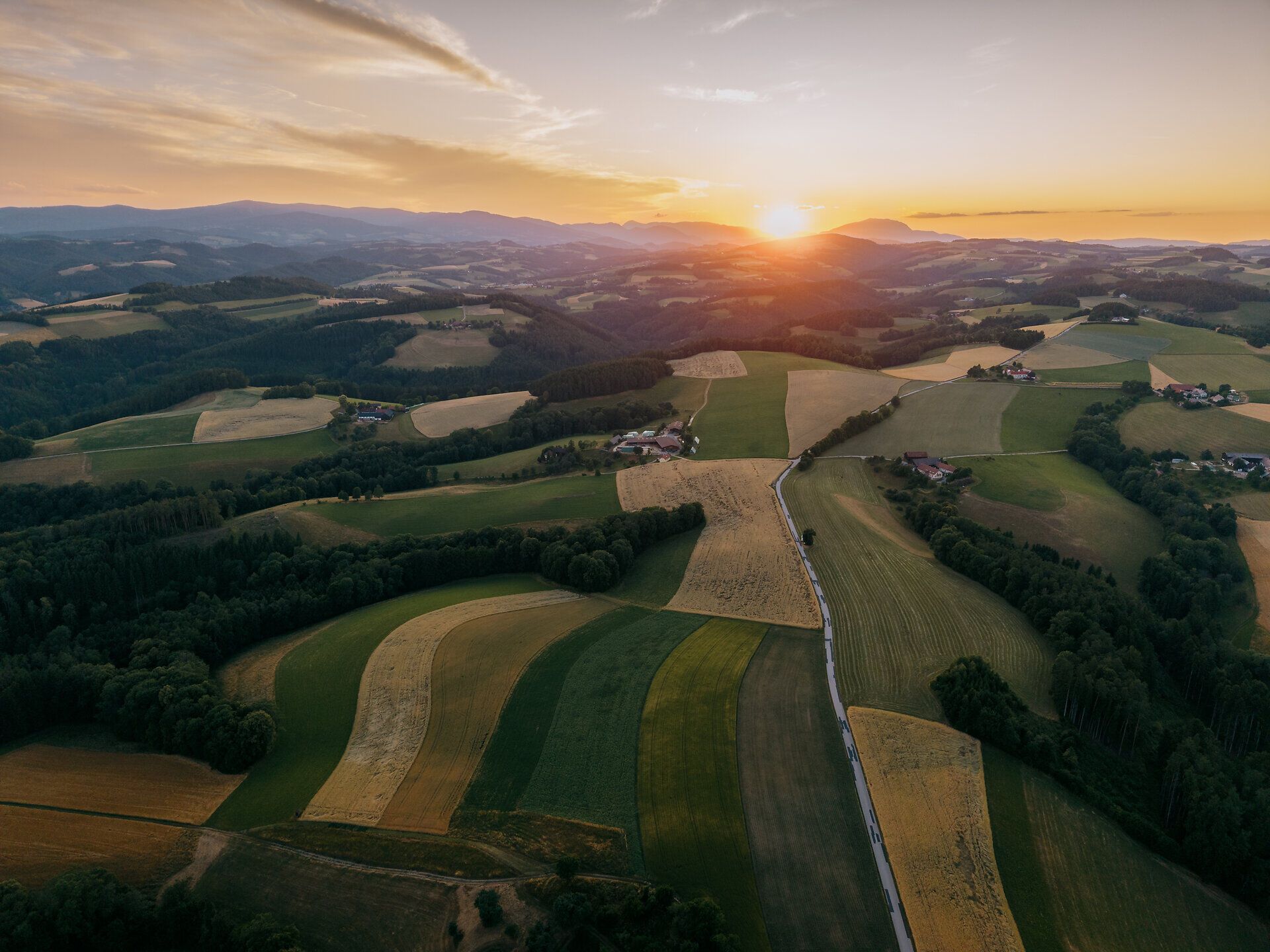 Landschaftsaufnahmen der Buckligen Welt im Sommer