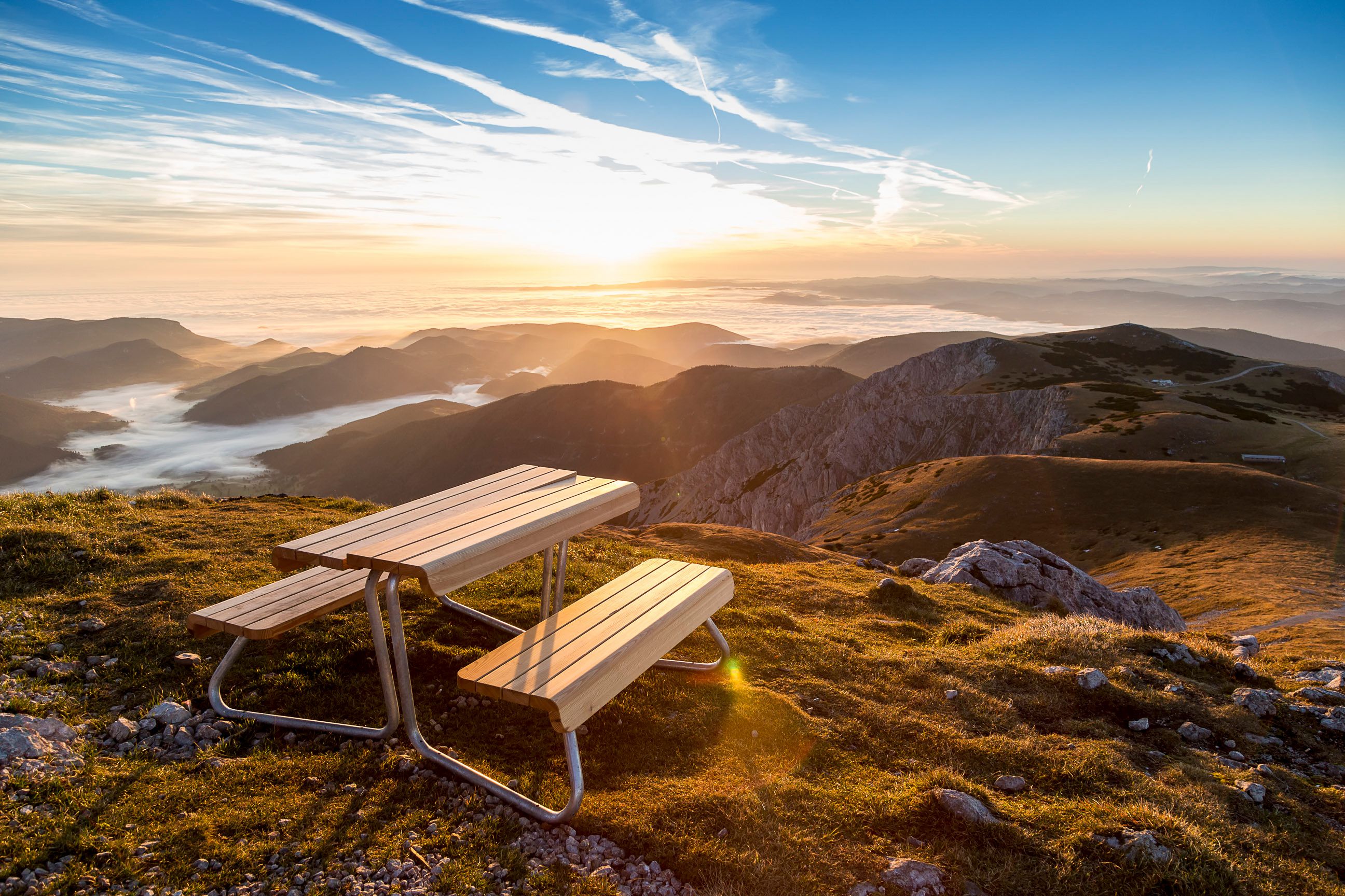 Aussichtsplatz am Schneeberg nahe Fischerhütte mit Sitzbank und Tisch
