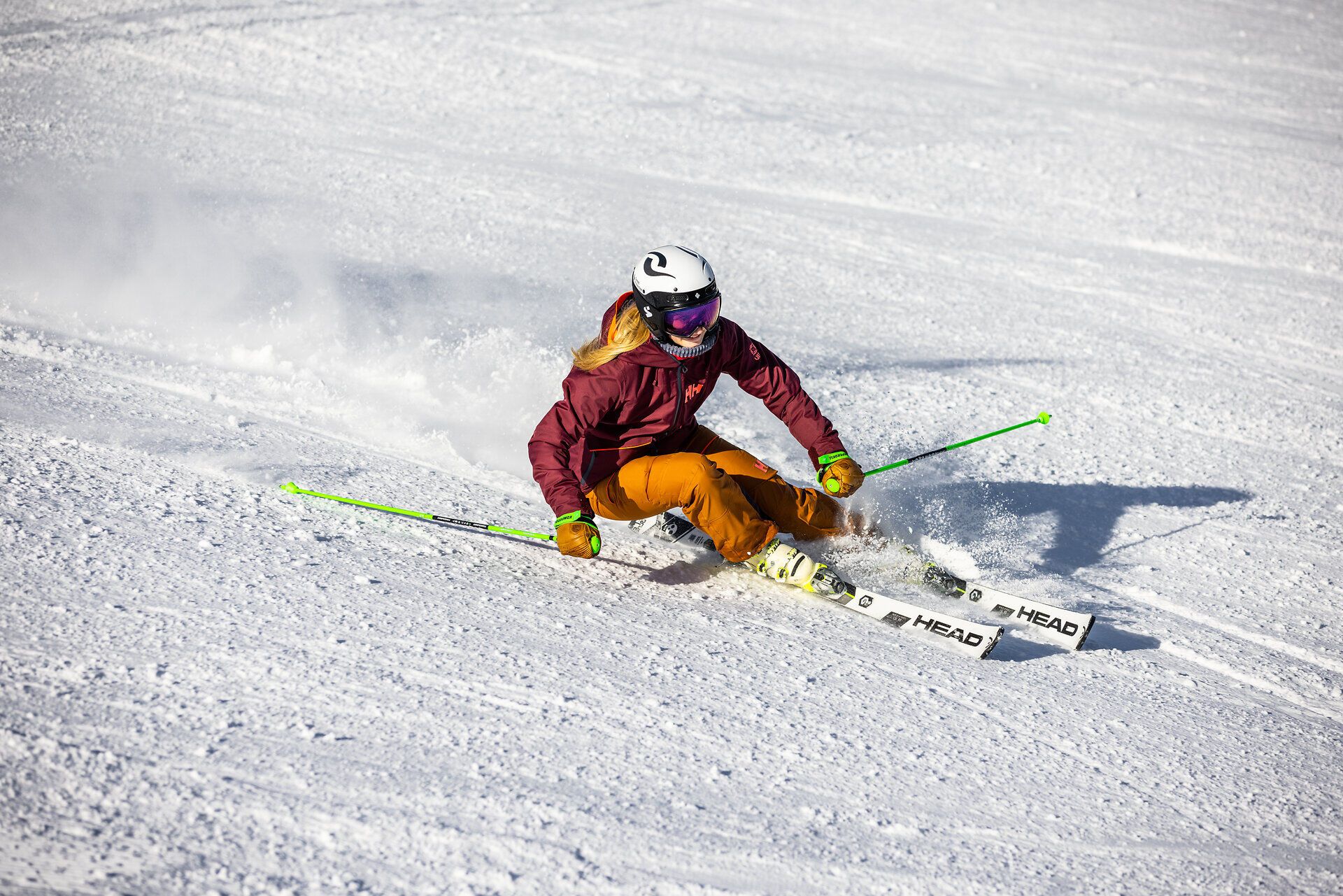 Die strahlende Wintersonne glitzert auf dem frischen Schnee, während ein begeisterter Skifahrer elegant die Piste hinuntergleitet. Umgeben von der majestätischen Kulisse der Wiener Alpen, bietet dieser Ort ein unvergessliches Erlebnis für Wintersportliebhaber.
