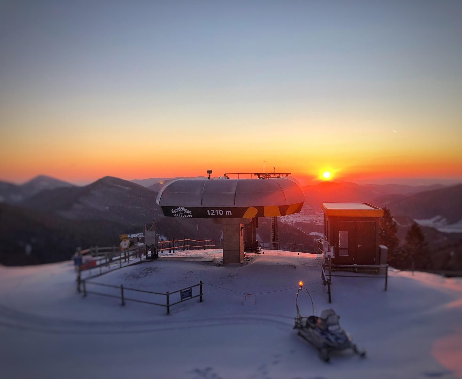 Bergstation Sesselbahn Losenheim bei Sonnenaufgang