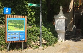 Wanderstartplatz in Bad Fischau mit Infotafel und Wegweiser.
