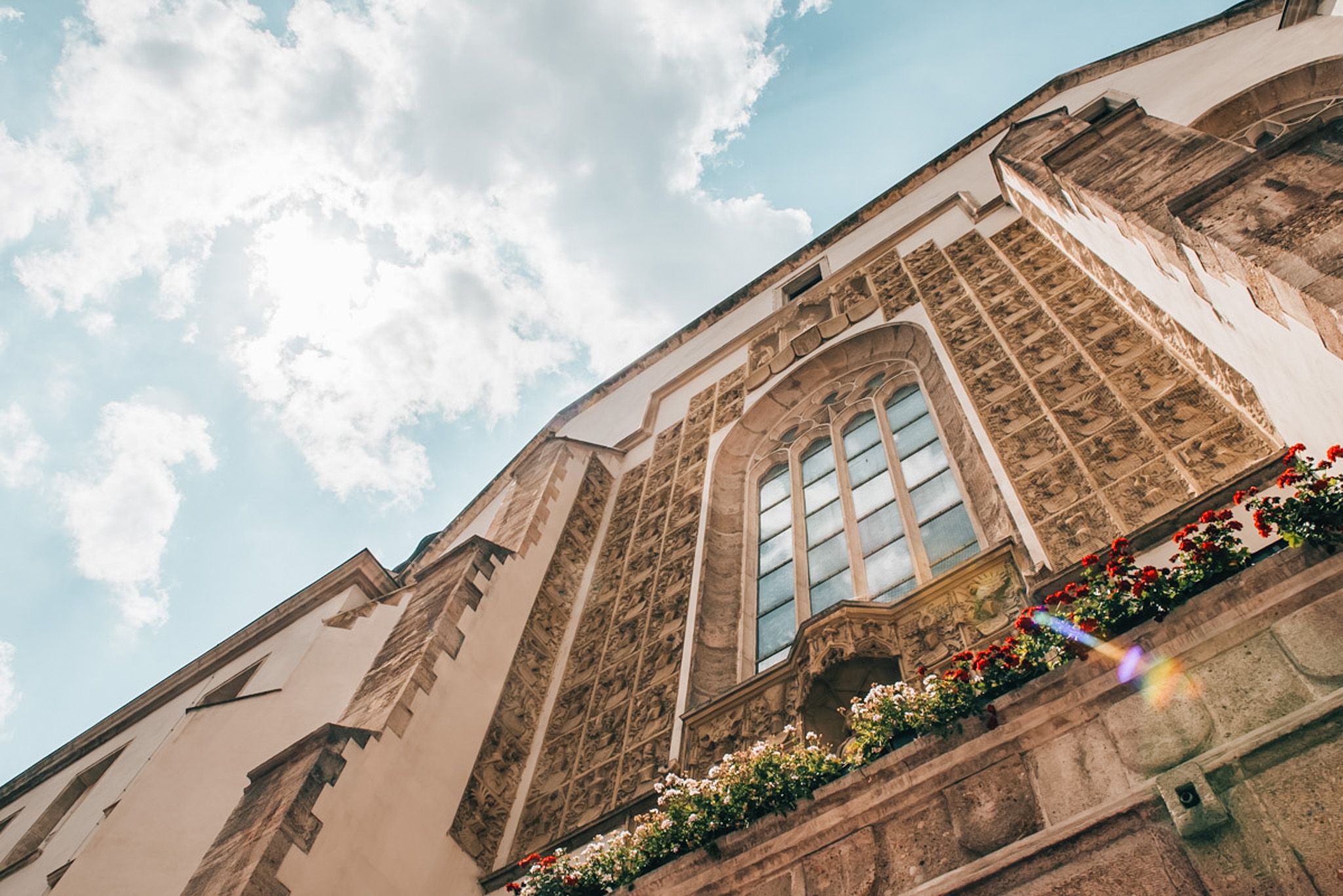 Blick von unten auf die Wappenwand 