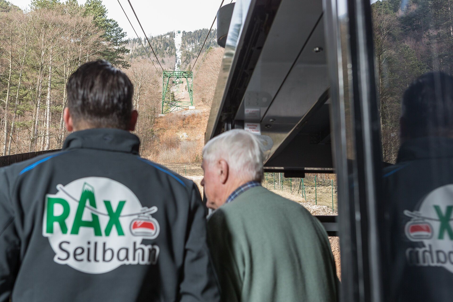 Die frische Bergluft umhüllt die Besucher, während sie auf den Aufstieg zur Raxseilbahn warten. Umgeben von majestätischen Wäldern und sanften Hügeln, verspricht dieser Ort unvergessliche Ausblicke und erholsame Momente in der Natur.