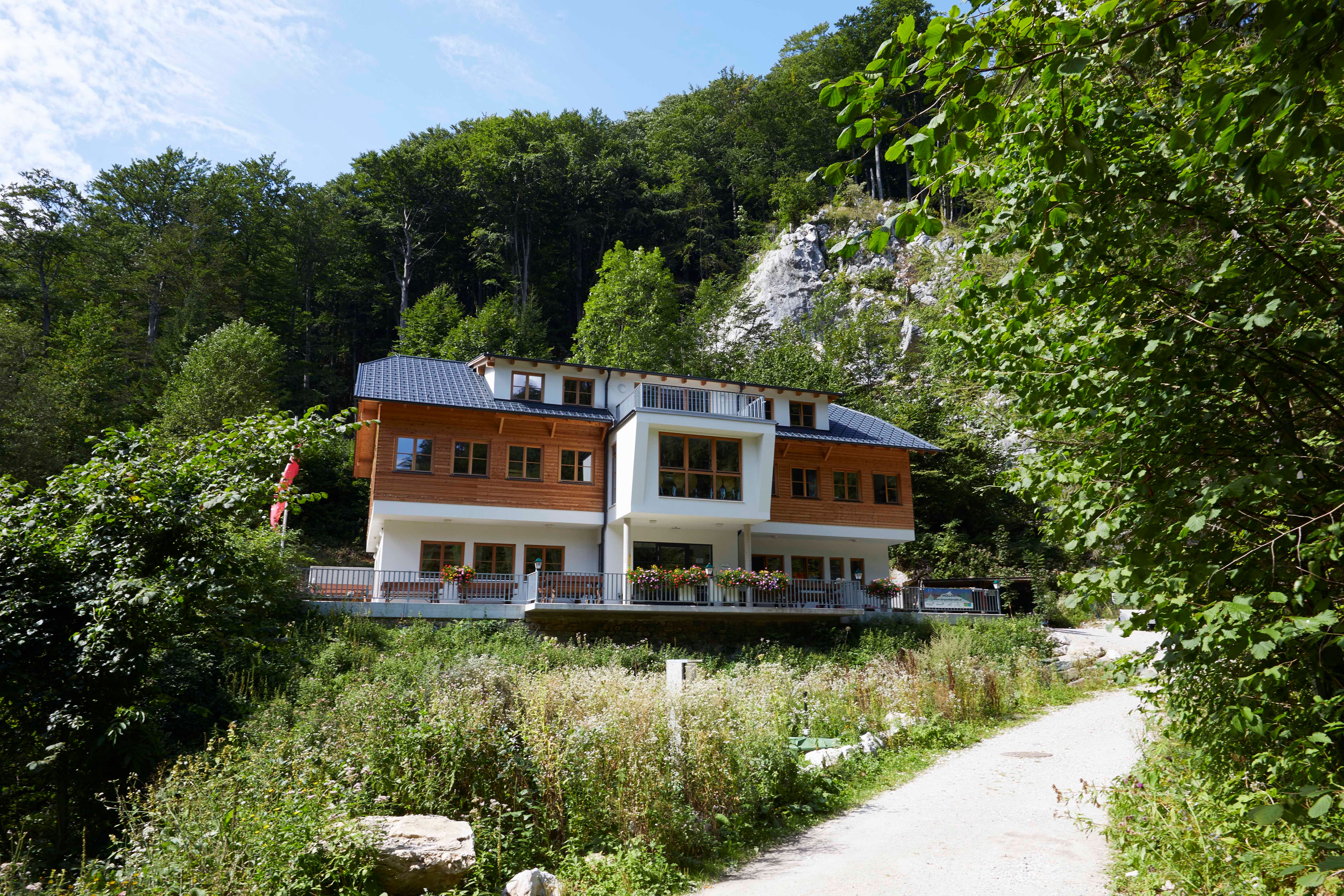 große Hütte mit Holzverkleidung gebaut in einer waldigen Landschaft