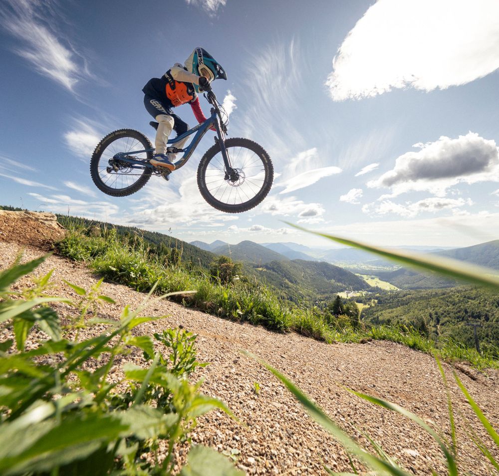 Mountainbiker Sprung Alpen Bikepark Schneeberg
