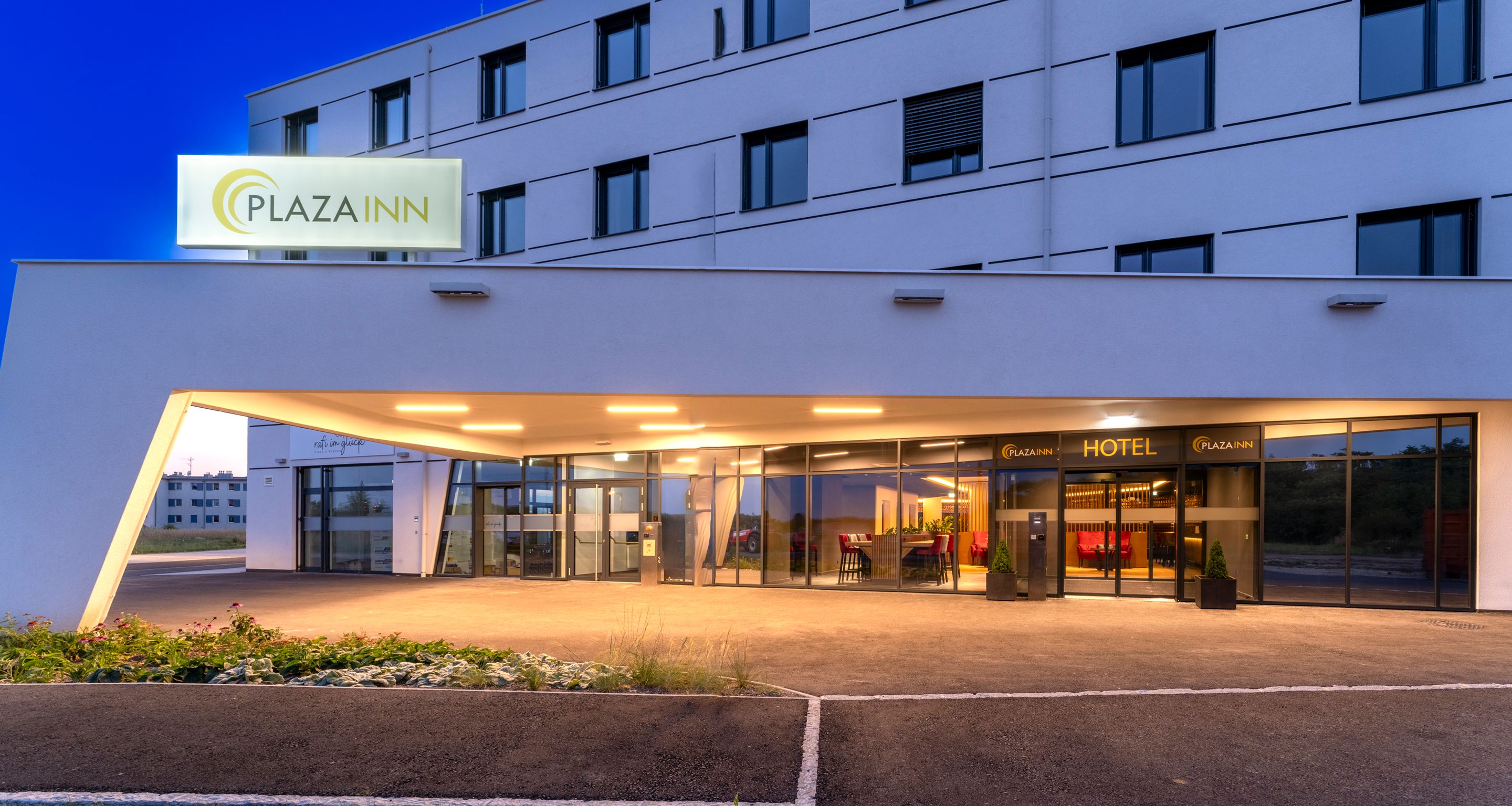 Außenansicht des beleuchteten Hotels