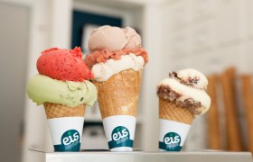 Three ice cream cones with different ice cream flavors from Eis Greissler.