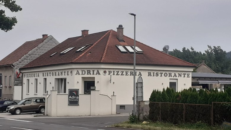 Außenansicht eines Restaurants mit der Aufschrift 'Adria Pizzeria Ristorante'.