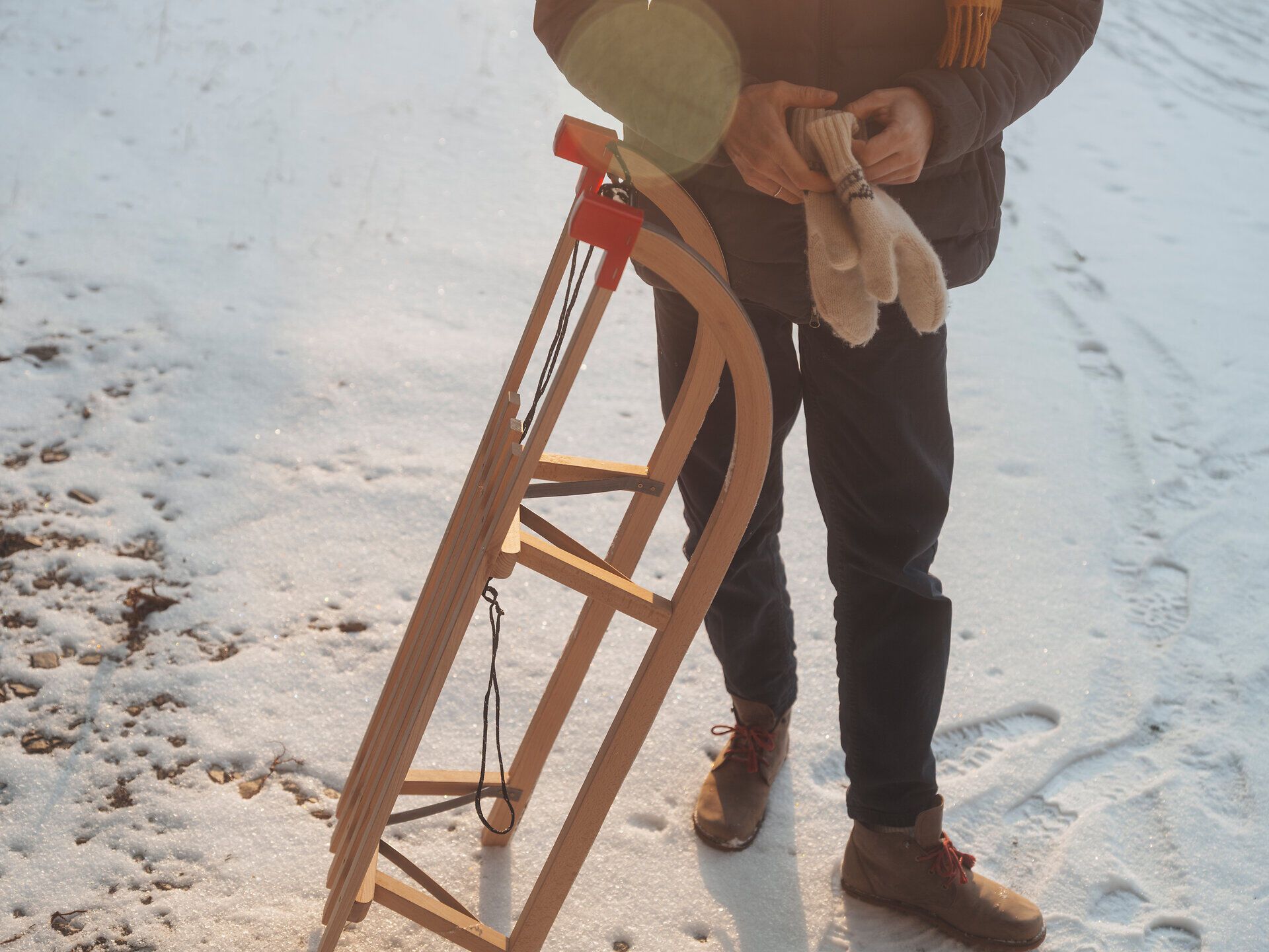 Ein klarer Wintertag in den Wiener Alpen lädt zu einem aufregenden Rodelabenteuer ein. Die schneebedeckten Hügel versprechen Spaß und Freude für die ganze Familie, während die frische, kalte Luft die Sinne belebt. Genießen Sie die malerische Landschaft und die unvergesslichen Momente im Schnee.