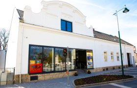 Ein weißes Gebäude mit Schaufenstern