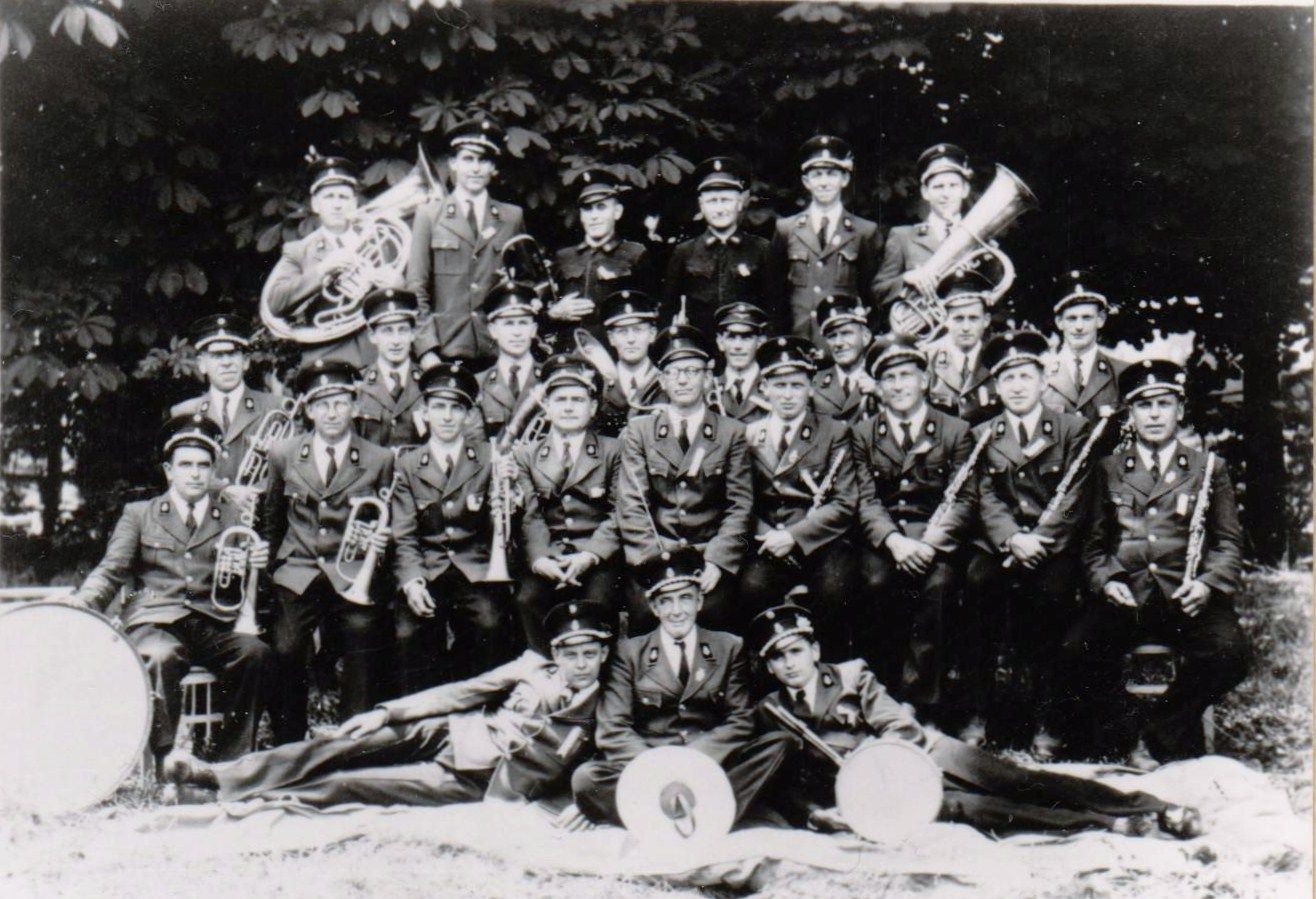 Ein historisches Gruppenbild in schwarz weiß der Stadtkapelle Gloggnitz mit Uniform und Instrumenten in der Hand.