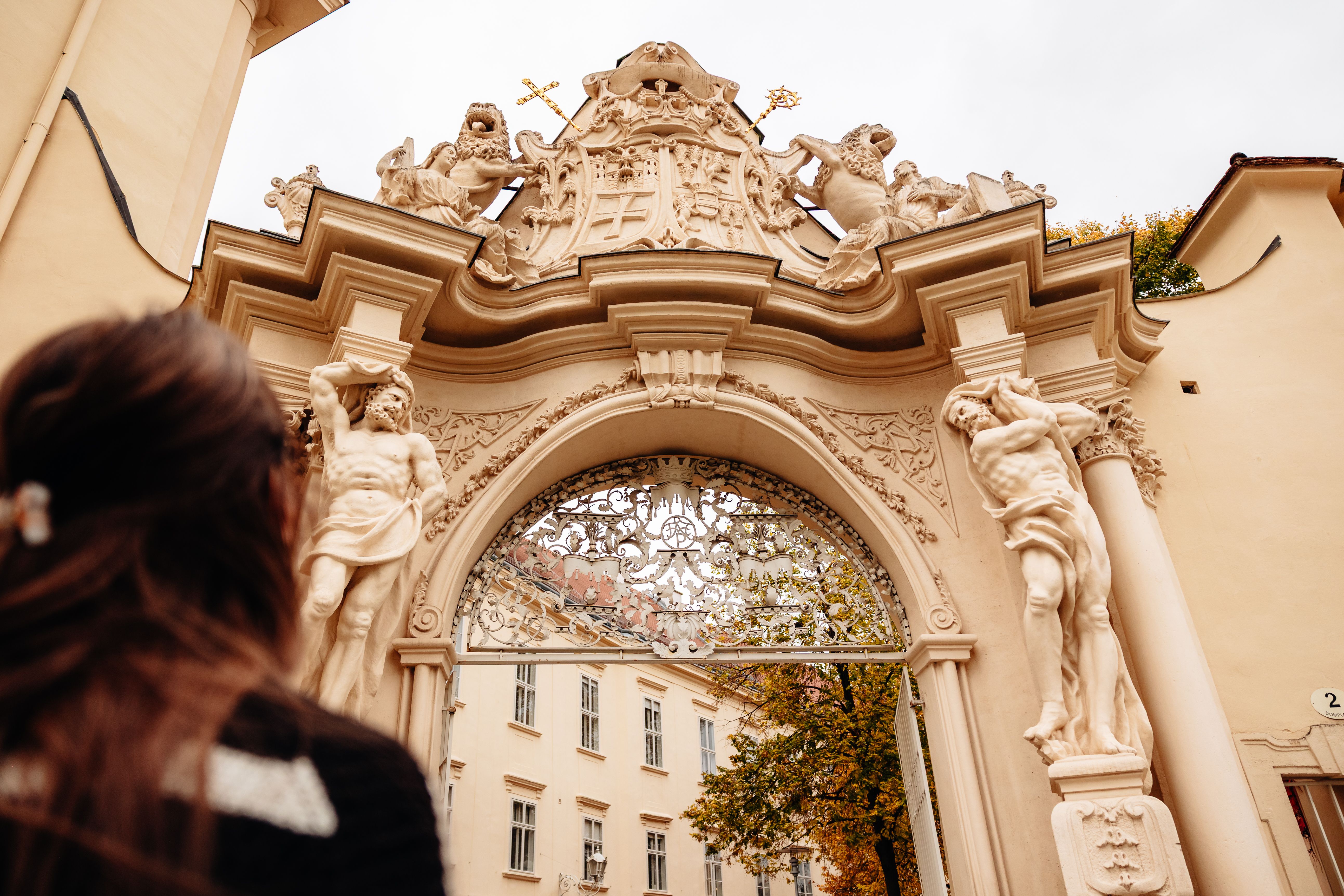 Frau unter historischen Bogen. 