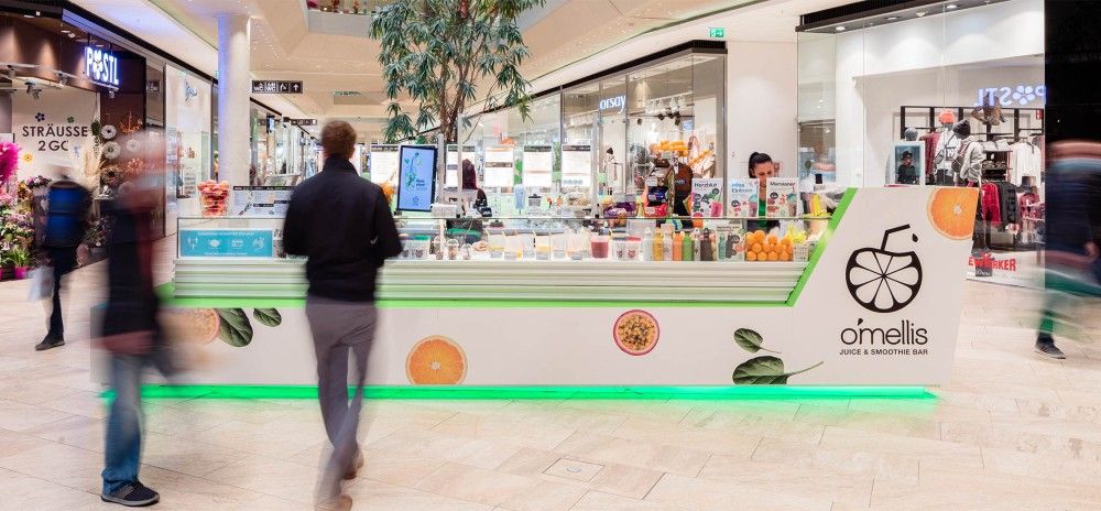 Ein Saft- und Smoothie-Stand namens O'Mellis in dem Fischapark Einkaufszentrum.
