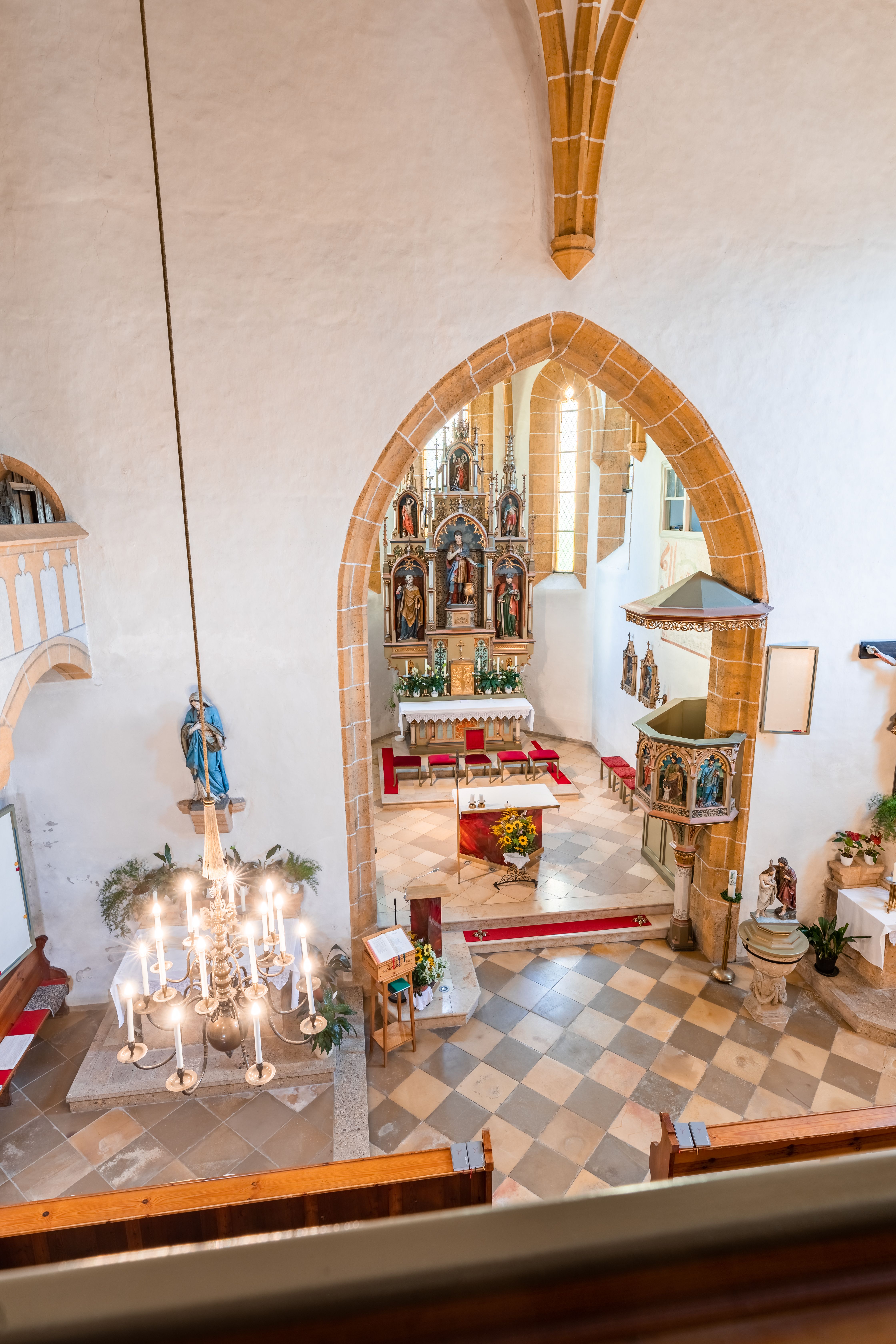 Altarraum der Wehrkirche Edlitz von oben fotografiert, mit hohen, verzierten Steinmauern