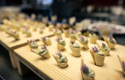 Nahaufnahme einer Speise: Mit Creme gefüllte Tüten, die mit einer Blume dekoriert sind. 