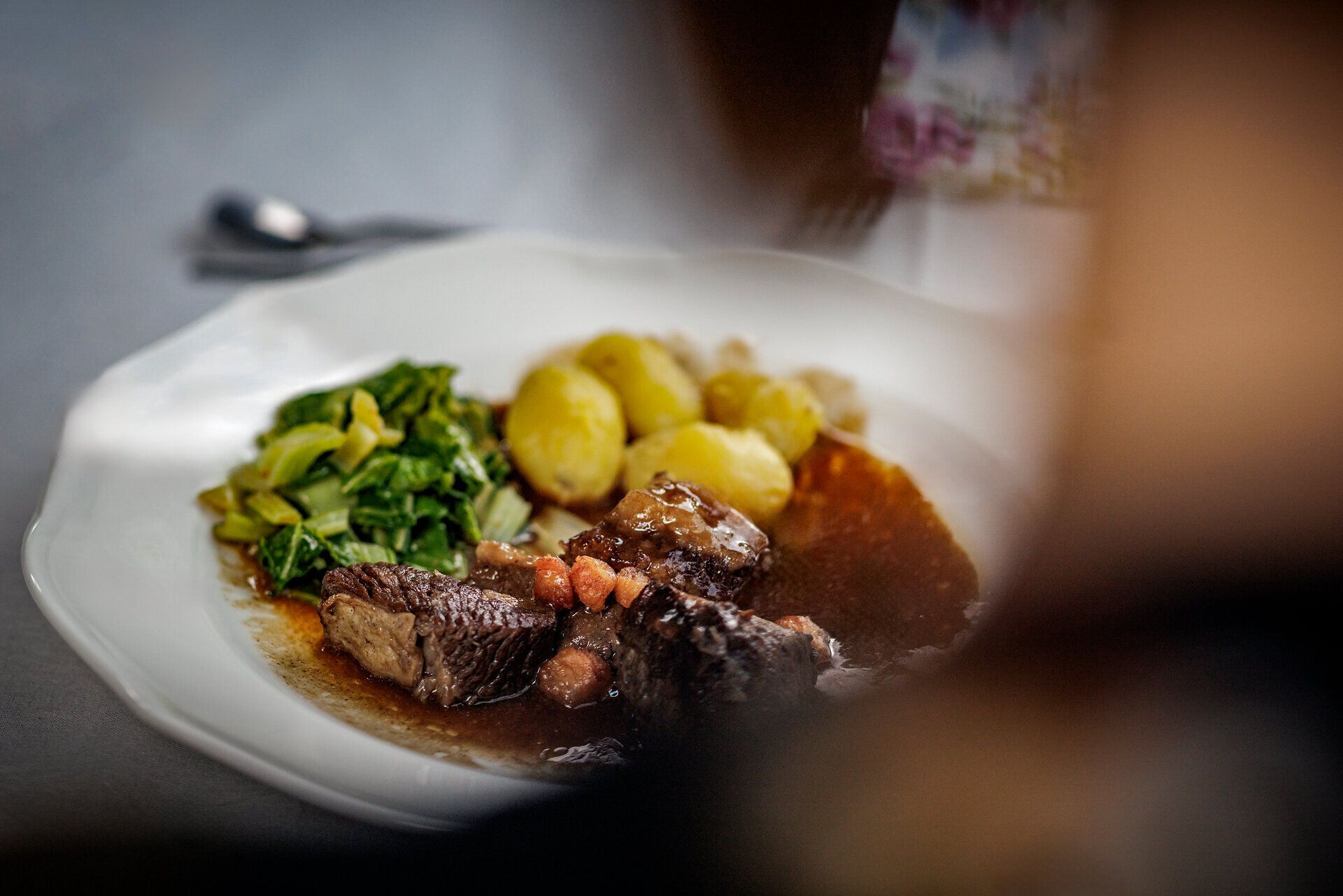 Kulinarik-Veranstaltung Gedanken-Gänge in der Dorfpension Mariahilfberg in Gutenstein. Inspirierender Gedankenaustausch trifft auf gutes Essen. Mit Präsidentin der Raimundgesellschaft Dany Sigel und Festpiel-Star Rzudi Roubinek