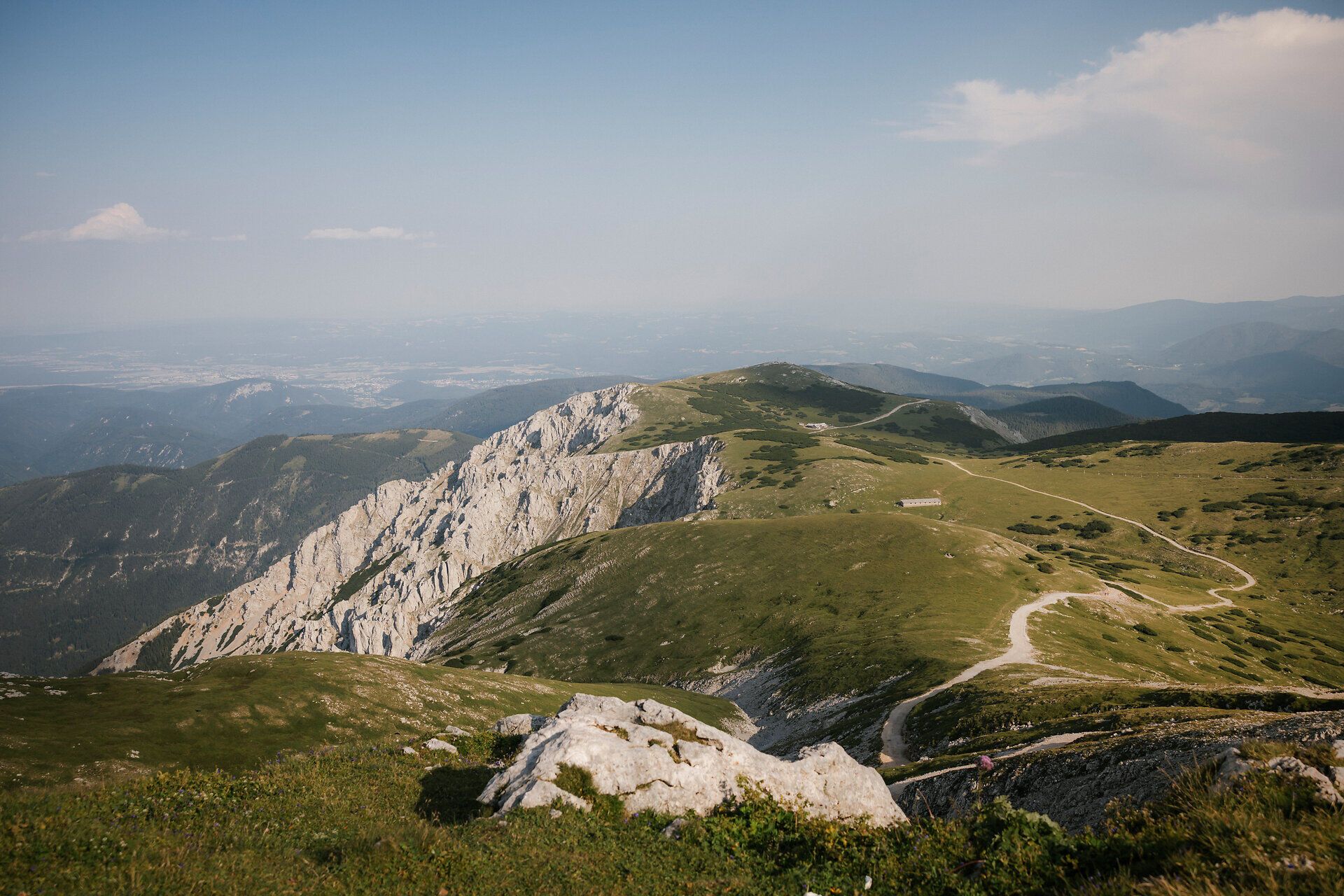 Weite Berglandschaft am Schneeberg mit felsigen Hängen und Wanderwegen