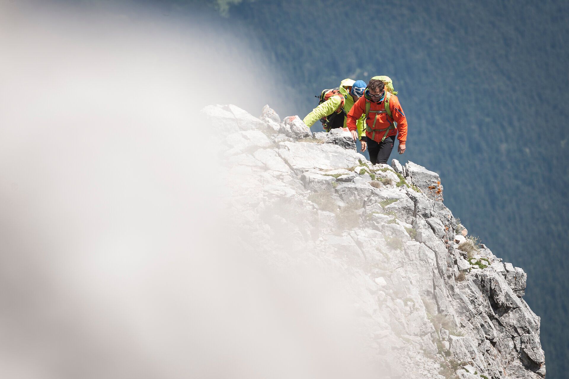Die Kletterer erobern den majestätischen Gipfel des Schneebergs, umgeben von atemberaubenden Ausblicken auf die Wiener Alpen. Die frische Bergluft und die schroffen Felsen schaffen eine unvergessliche Atmosphäre für Abenteuerlustige und Naturliebhaber.