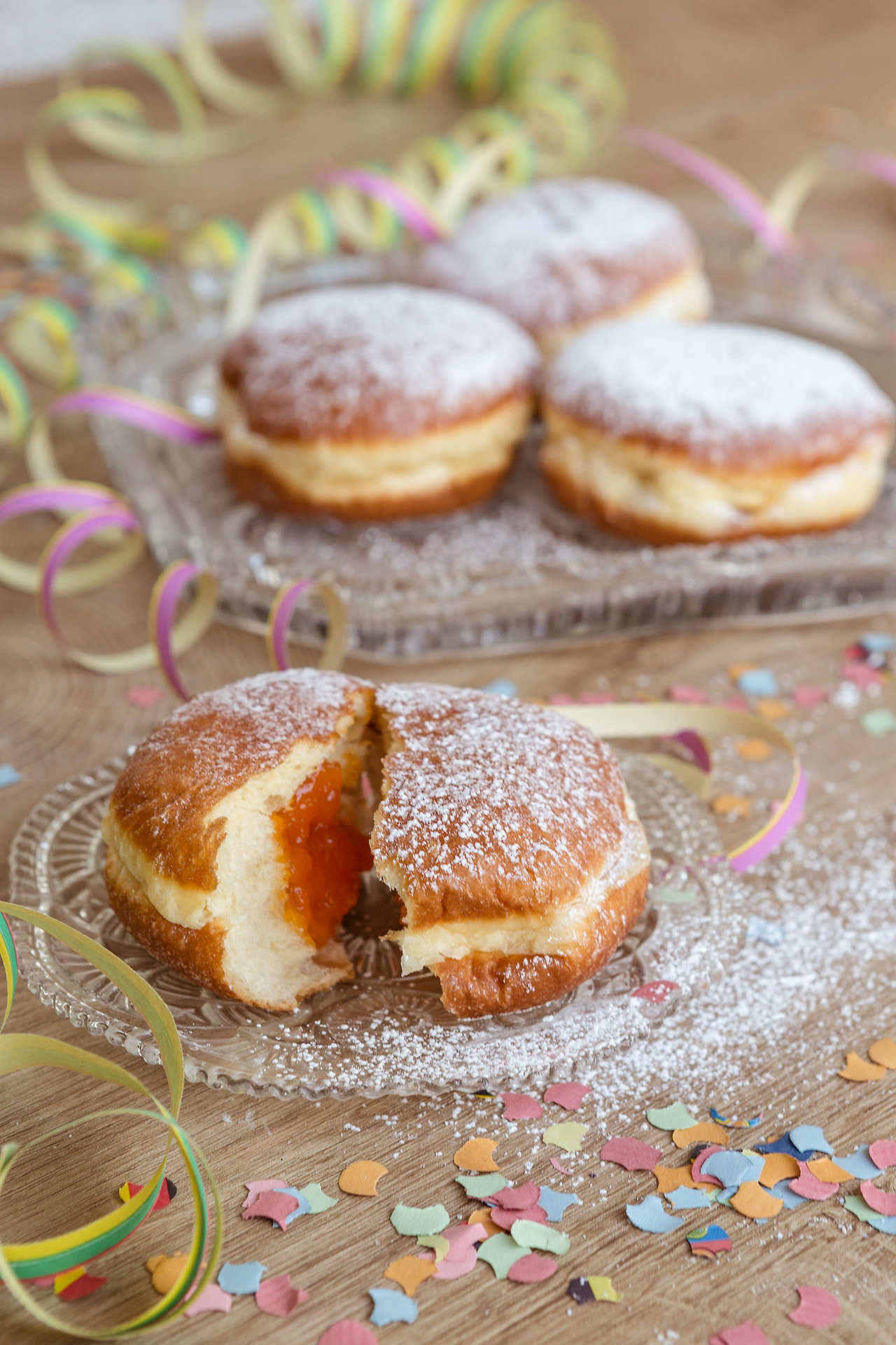 Die köstlichen Faschingskrapfen, mit einer zarten Puderzucker-Schicht bestäubt, laden zum Genießen ein. Umgeben von bunten Konfetti und fröhlichen Feierlichkeiten, versprechen sie süße Momente und unvergessliche Erinnerungen.