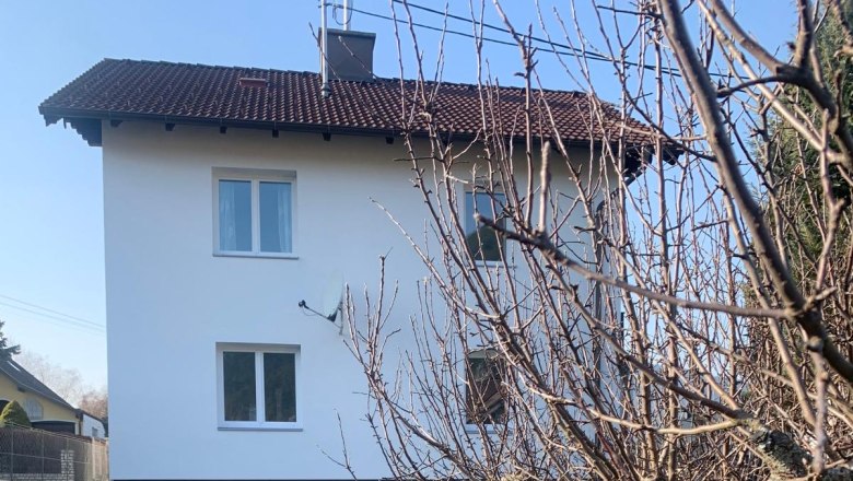 Außenansicht, © Marianne Gschaider Außenansicht eines weißen Hauses mit rotem Dach und Garten.