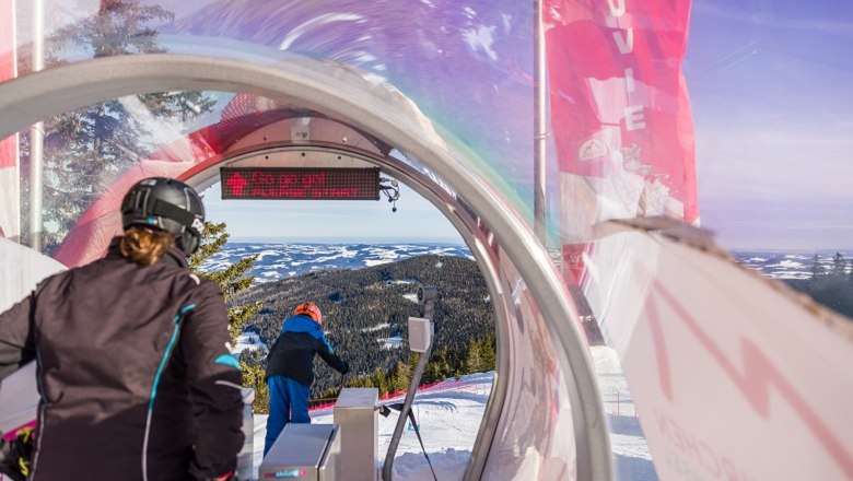 Skifahrer am Start einer Piste im Schigebiet Mönichkirchen-Mariensee.