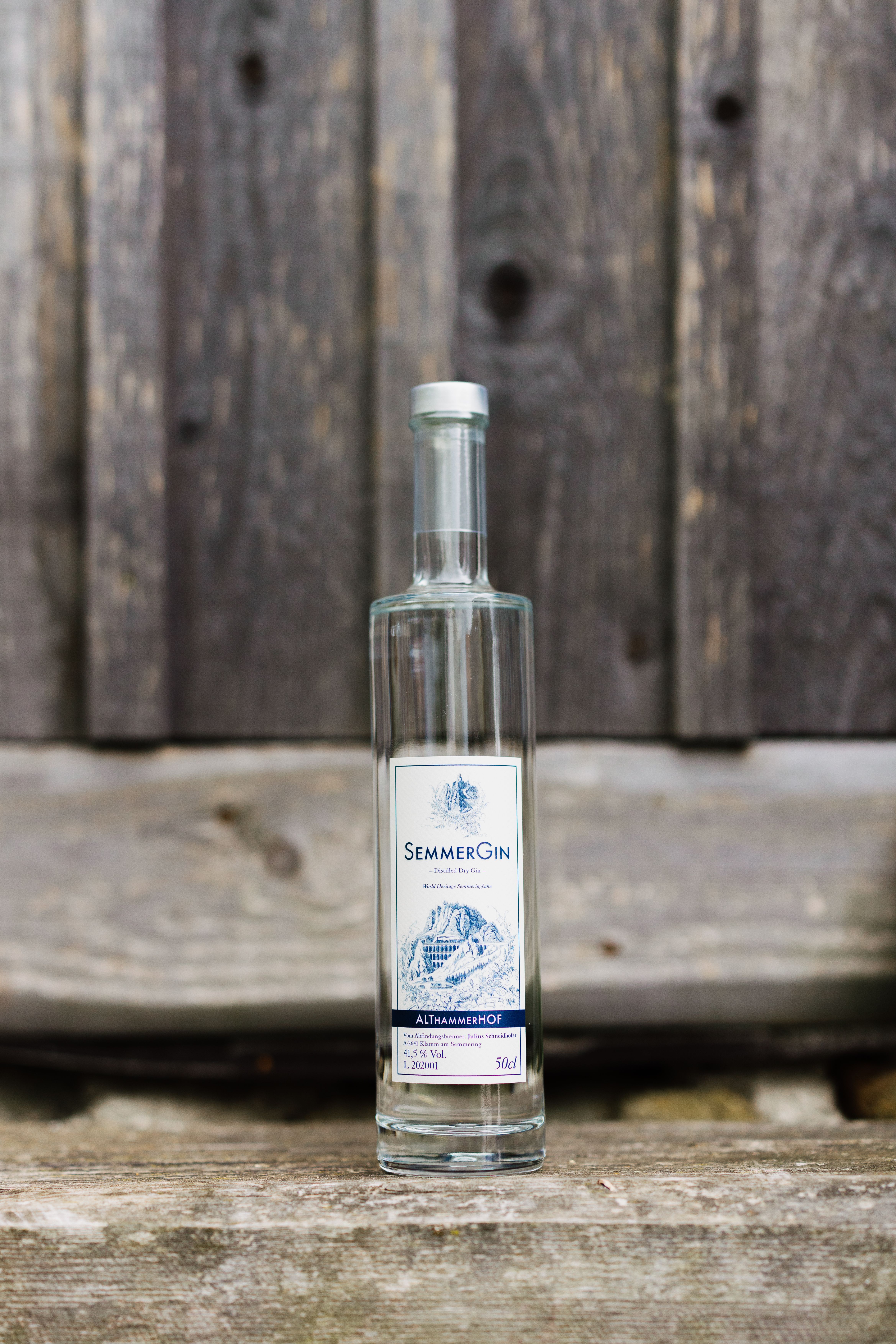 Die zarten, grünen Nadeln des Wacholders umrahmen die bunten Beeren, die in sanften Farbtönen leuchten. Diese harmonische Szenerie lädt dazu ein, die frische Bergluft zu genießen und die Natur in ihrer vollen Pracht zu erleben.