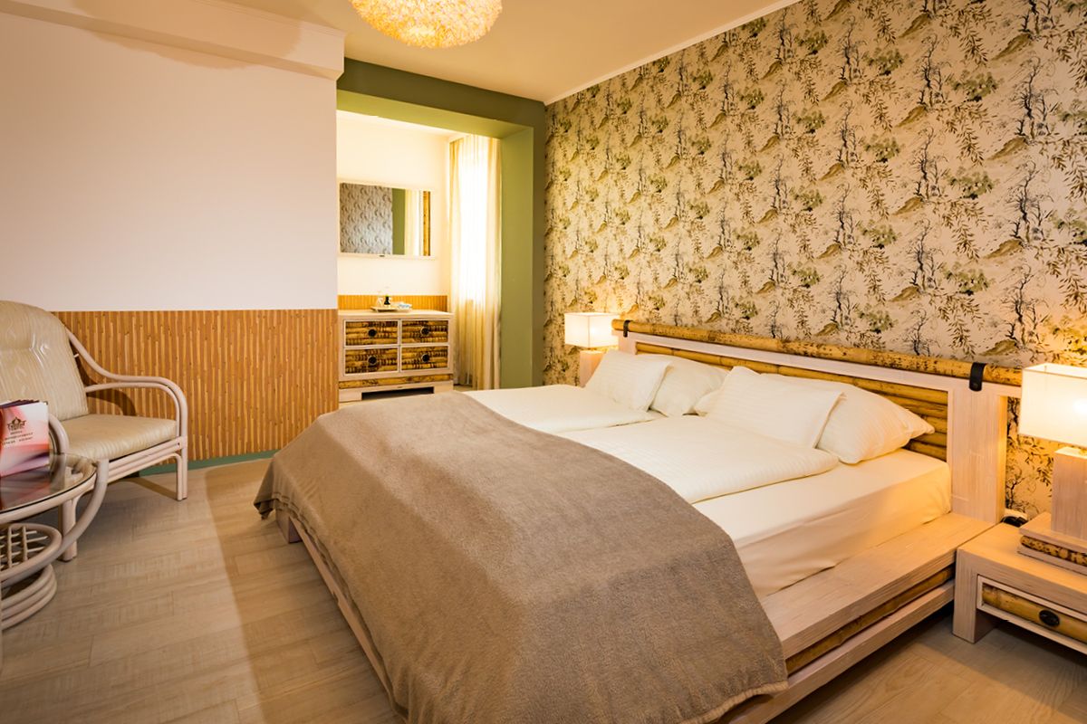 Außenansicht eines Gebäudes mit der Aufschrift 'Freizeittempel'.