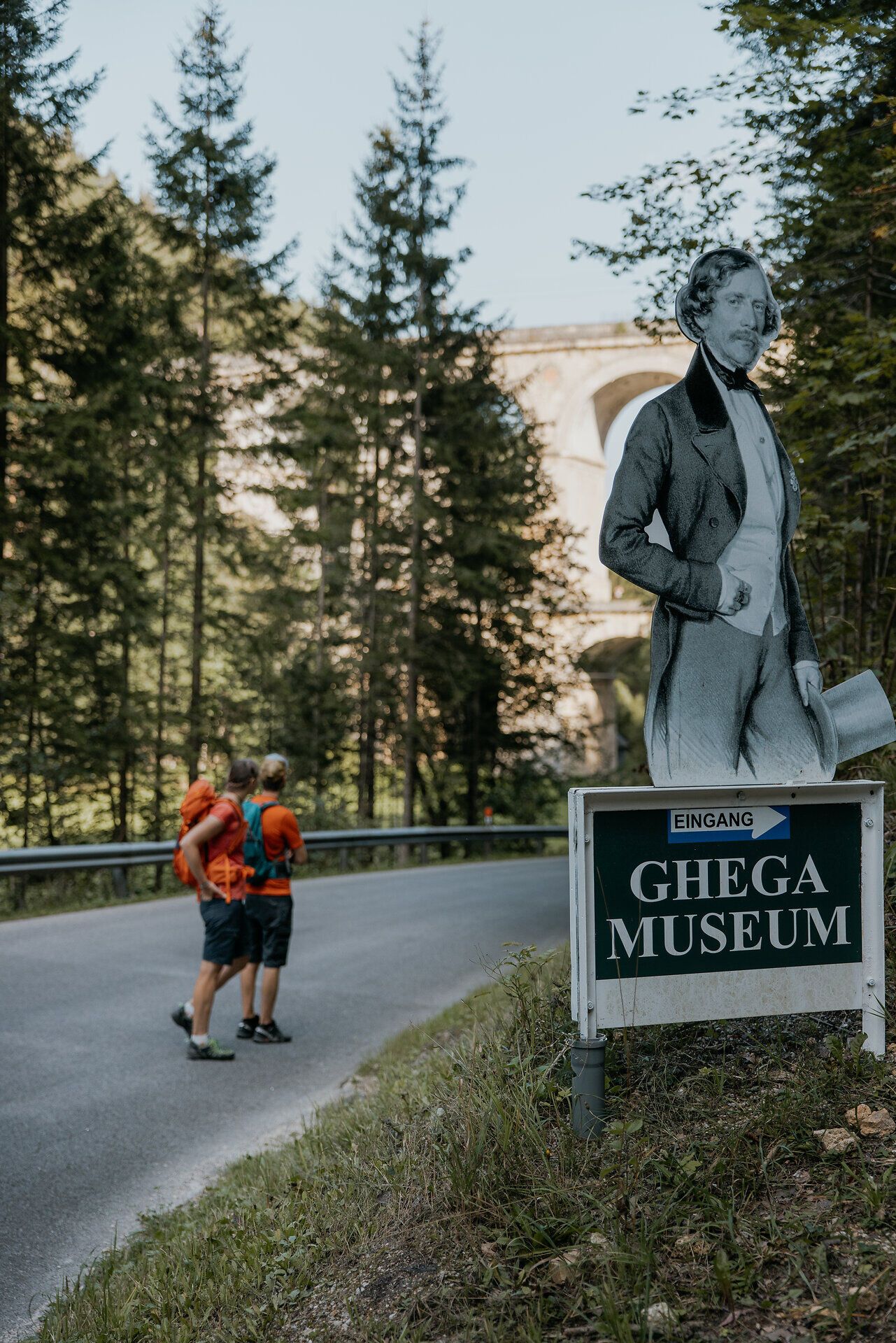 Zwei Wanderer vor dem Eingang des Ghega Museums