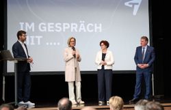 Moderator Thorsten Eder im Gespräch mit Landeshauptfrau Johanna Mikl-Leitner, Staatssekretärin Elisabeth Zehetner und Wirtschaftskammer-Präsident Wolfgang Ecker bei der Dialogrunde zur neuen Tourismusstrategie „Vision T“ in Niederösterreich. (v.l.n.r.)