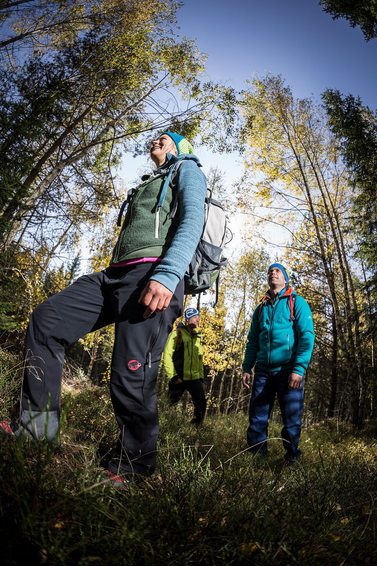 Inmitten der atemberaubenden Natur der Wiener Alpen genießen Wanderer die frische Bergluft und die strahlende Sonne. Die bunten Herbstblätter der Bäume schaffen eine malerische Kulisse für unvergessliche Erlebnisse auf den Wanderwegen. Hier wird jeder Schritt zu einem Abenteuer in der unberührten Wildnis.