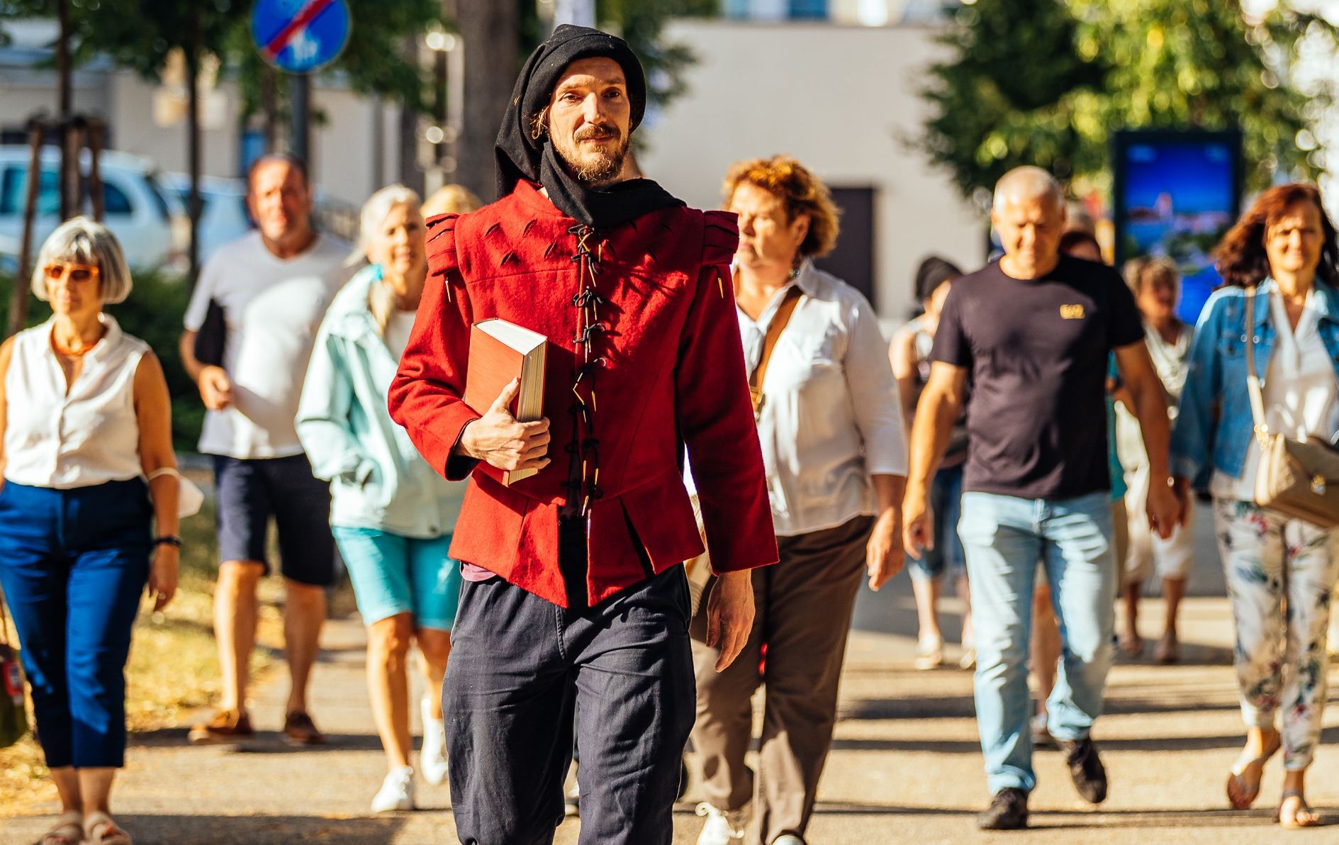 Viele Menschen spazieren in der Fußgängerzone. 