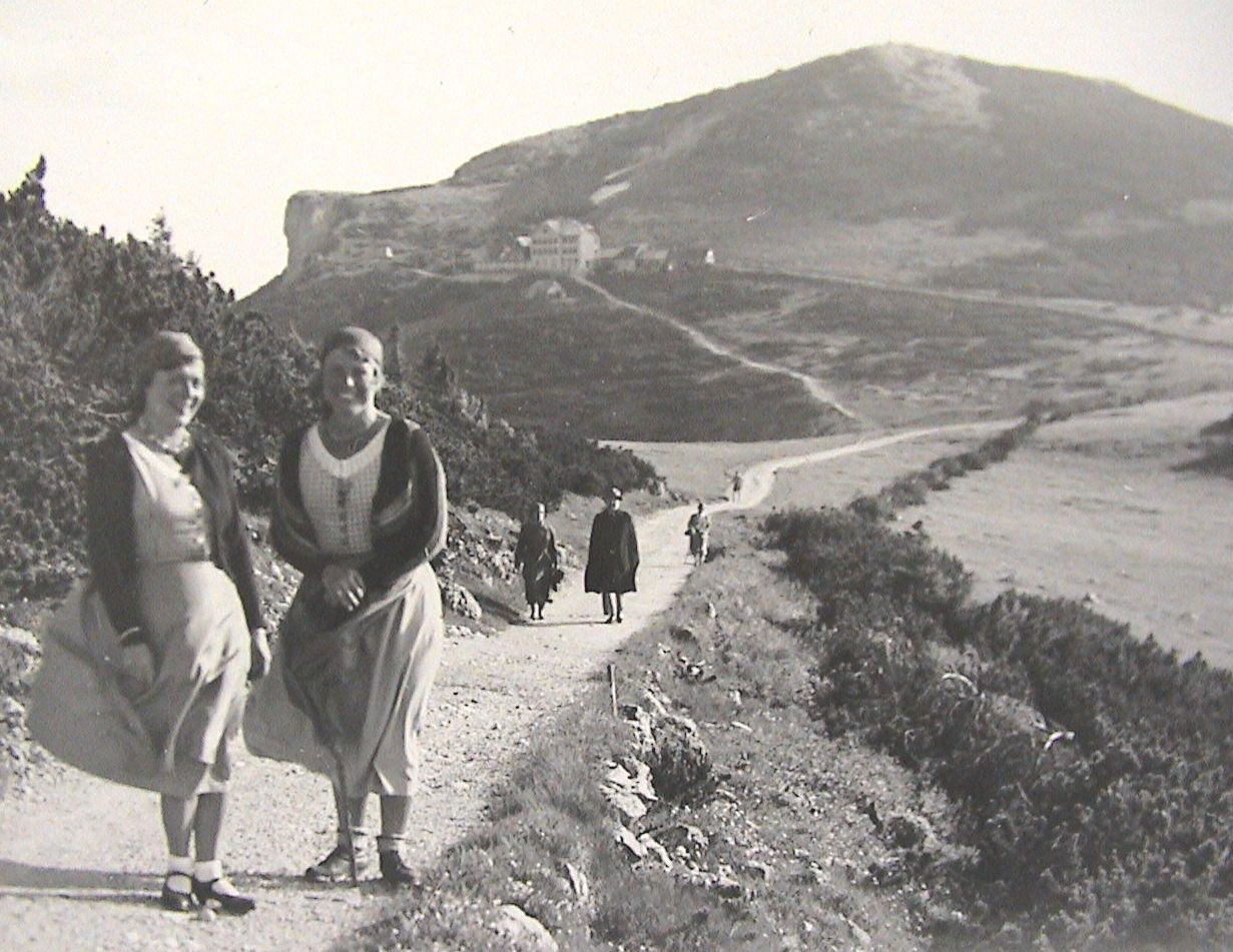 Historische Aufnahme in schwarz weiß mit zwei Frauen im Vordergrund, die wandern
