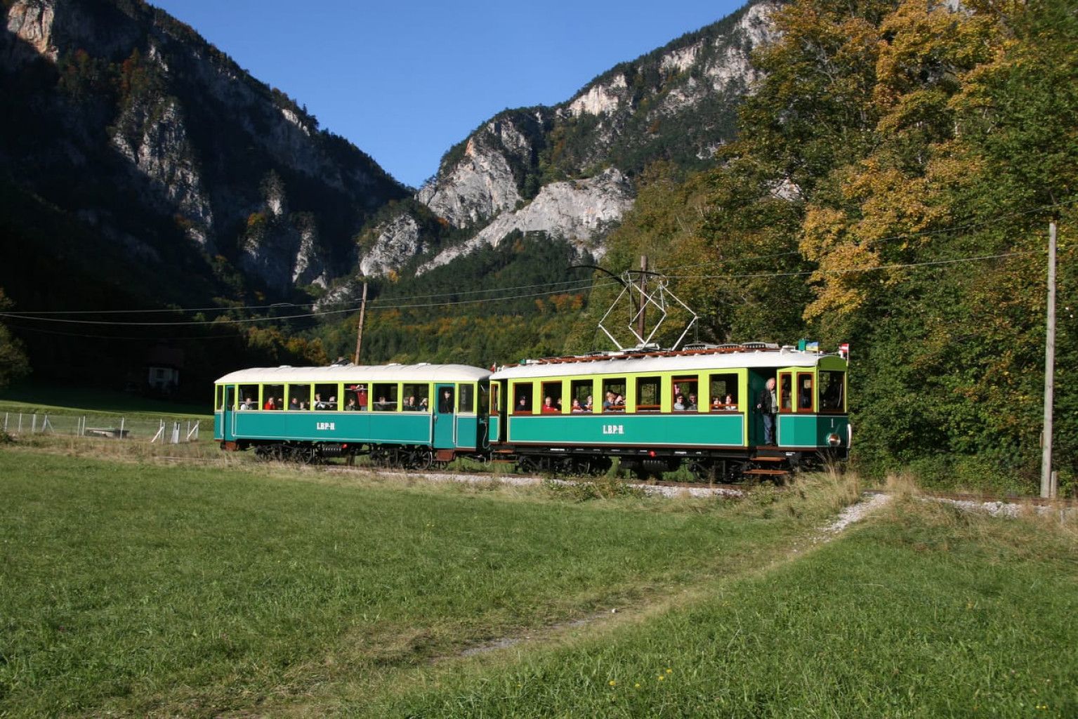 Der Trieb- und Beiwagen der Höllentalbahn in der malerischen Landschaft