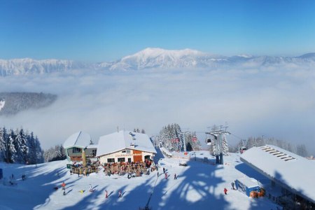 Panoramaausblick vom Hirschenkogel mit Liechtensteinhaus, im Hintergrund ist Rax, Schneeberg und Hohe Wand zu sehen.