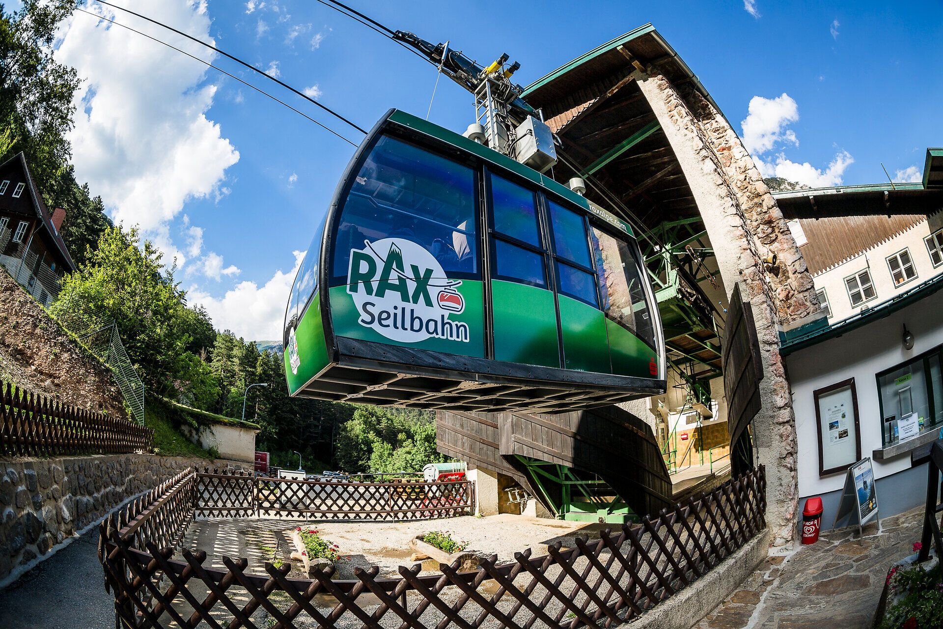 Die Rax Areal Seilbahn schwebt majestätisch über die malerische Landschaft, während die Sonne sanft durch die Wolken strahlt. Umgeben von üppigen Wäldern und atemberaubenden Ausblicken lädt dieser Ort dazu ein, die frische Bergluft zu genießen und die Schönheit der Natur zu erkunden.