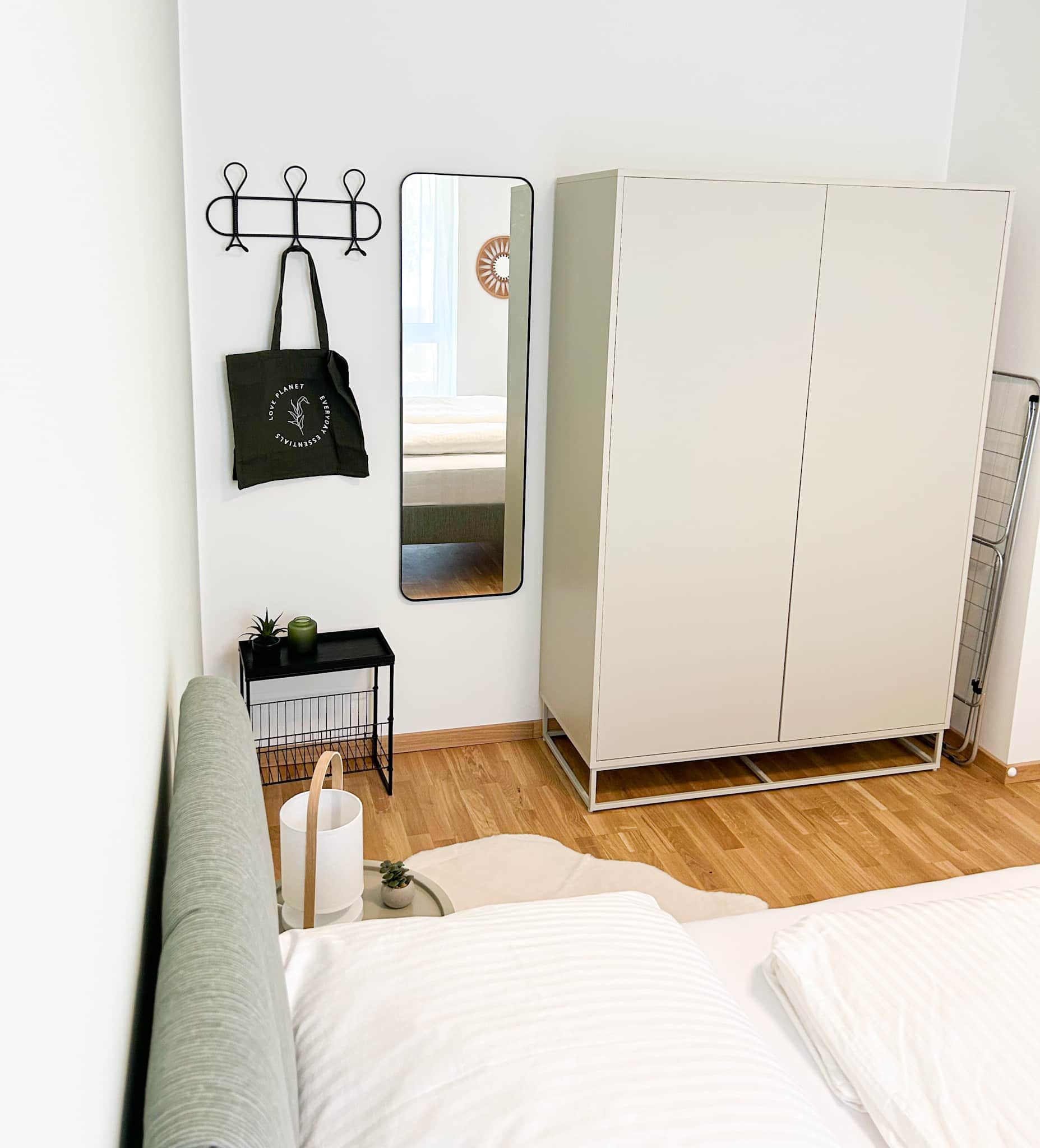 Doppelbett, Kleiderschrank, Garderobe, Ganzkörperspiegel