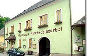 A traditional inn with a green façade and the inscription 'Gasthaus Kirschlagerhof'.