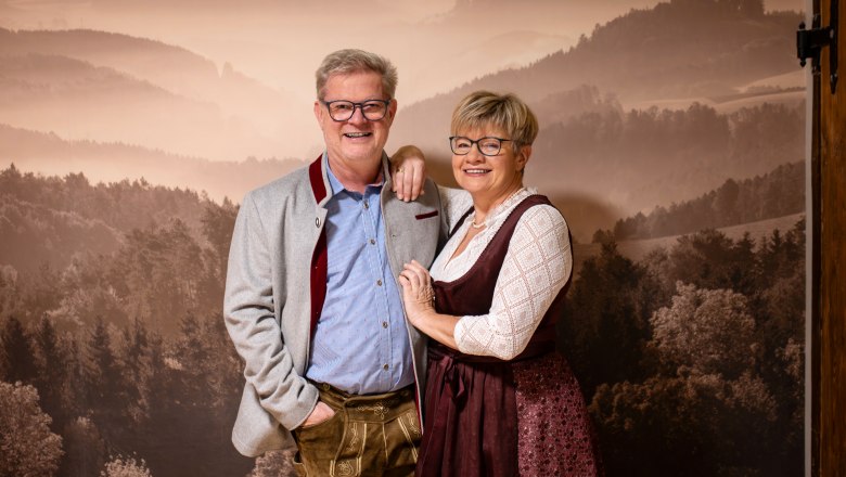 Paar in Tracht mit im Hintergrund von W&auml;lder