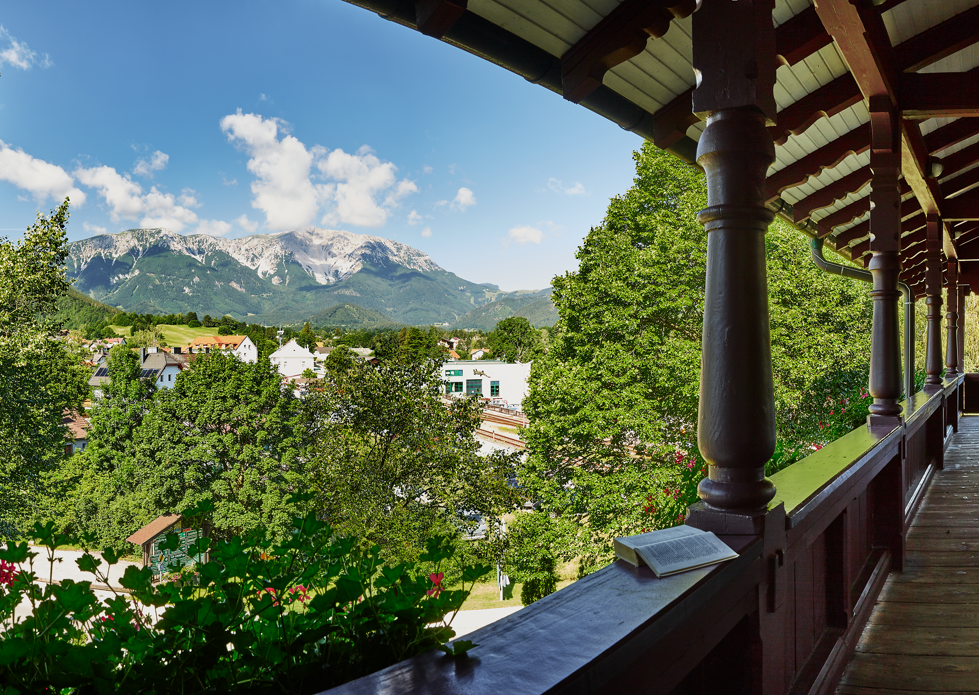 Umgeben von majestätischen Bergen und üppigem Grün, lädt die Aussicht zu unvergesslichen Momenten in der Natur ein. Die frische Bergluft und das sanfte Rauschen der Blätter schaffen eine harmonische Atmosphäre, die zum Entspannen und Verweilen einlädt.