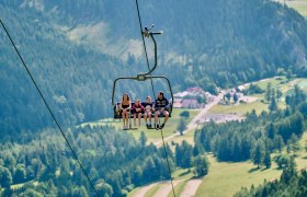 Vierer Sessellift mit Familie 