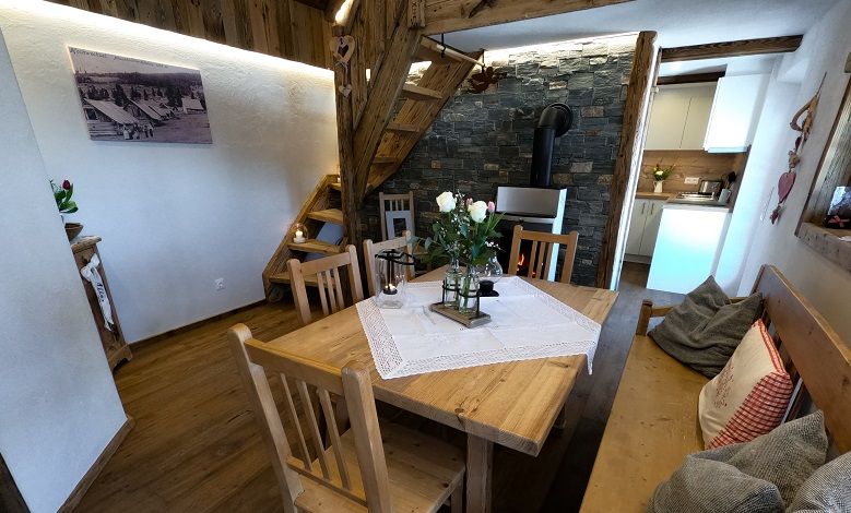 Gemütlicher Essbereich mit Holzmöbeln und Kamin.