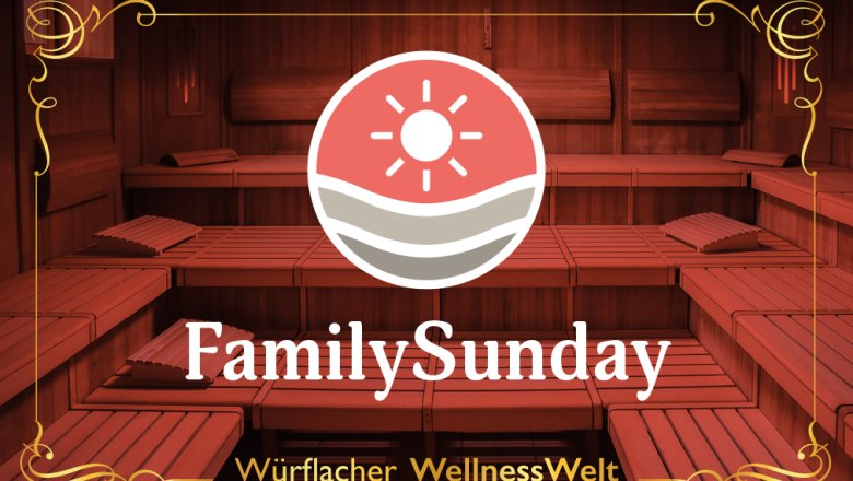 Innenansicht einer Sauna mit Holzsitzen und einem Logo mit Sonne und Wellen. Text: Family Sunday, Würflacher WellnessWelt.