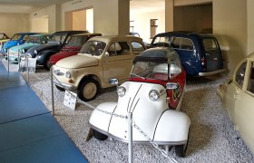 Eine Sammlung von Oldtimern in einem Automobilmuseum.