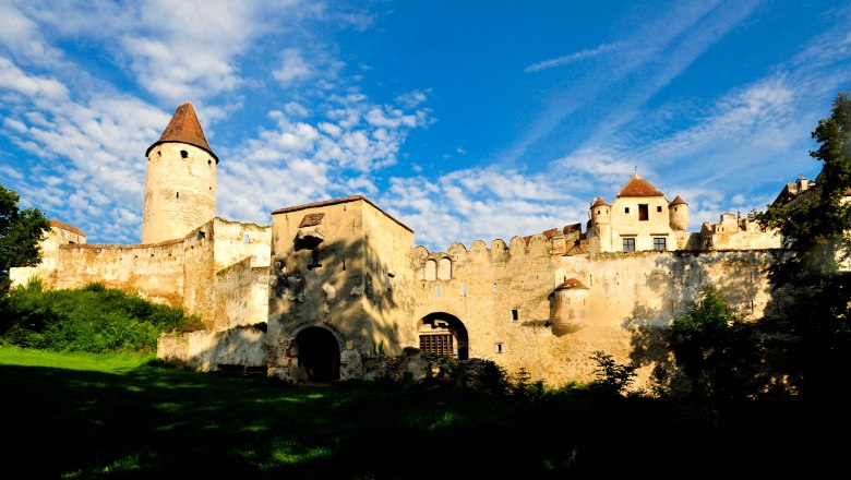 Burg Seebenstein mit blauem Himmel und Wolken im Hintergrund.