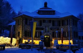 Haus im Winter mit Au&szlig;enbeluchtung