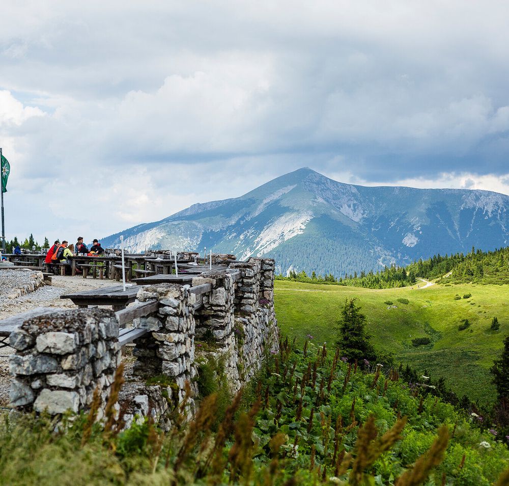 Die sanften Hügel und majestätischen Berge laden zu unvergesslichen Wanderungen ein. Hier, wo die Natur in voller Blüte steht, genießen die Besucher die frische Bergluft und die atemberaubenden Ausblicke auf die umliegende Landschaft. Ein wahres Paradies für Naturliebhaber und Erholungssuchende.