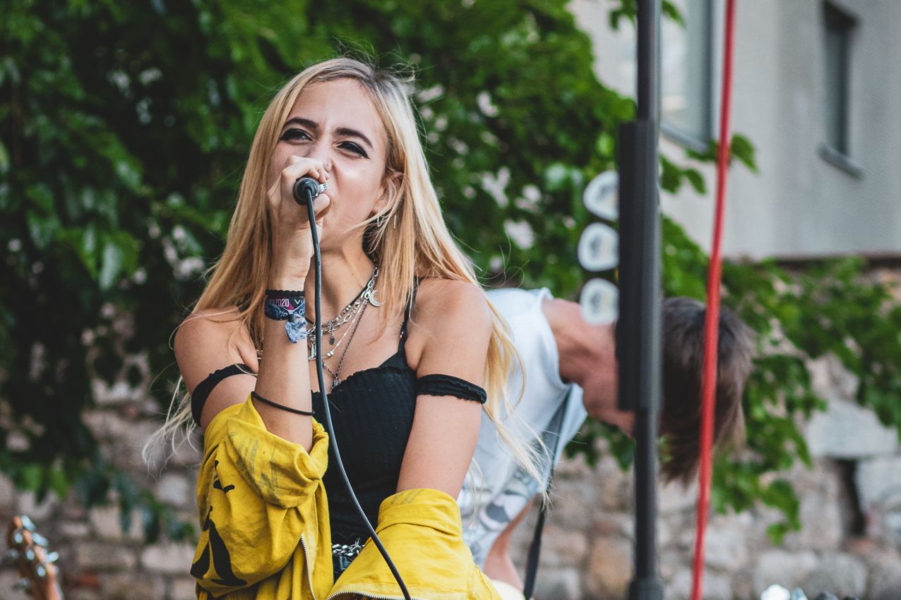 Frau singt auf der Straße 